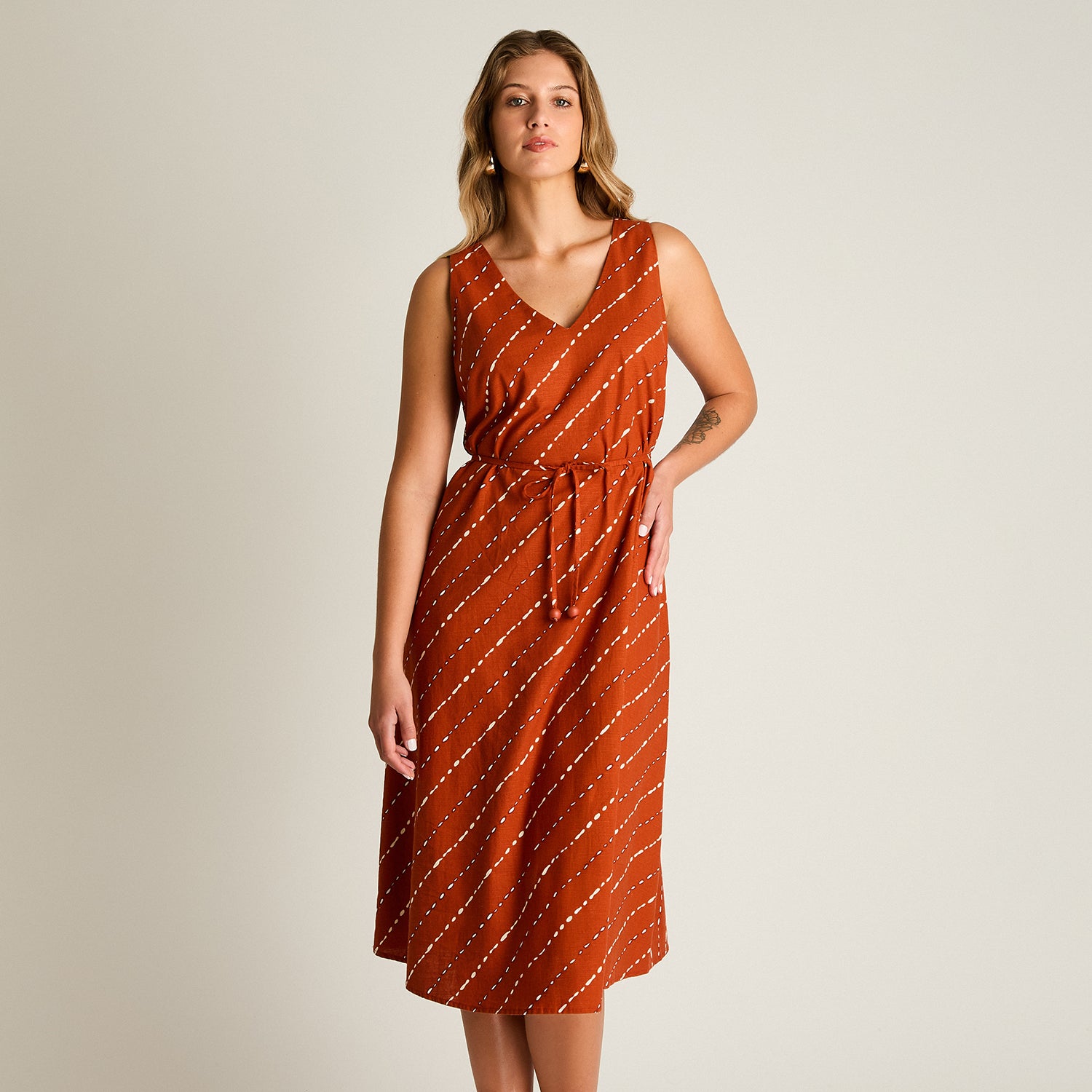Vestido Midi Terracota No Elasticado Sin Forro Calce Holgado